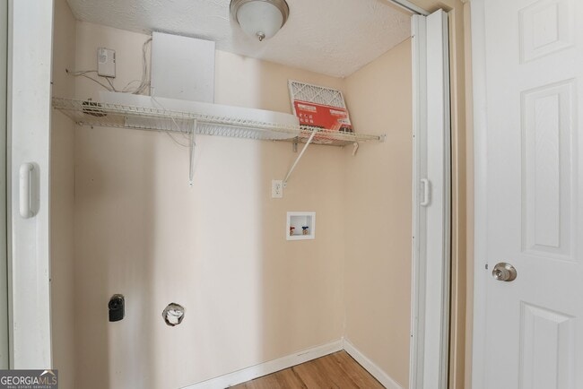 Building Photo - 293 Country Club Dr