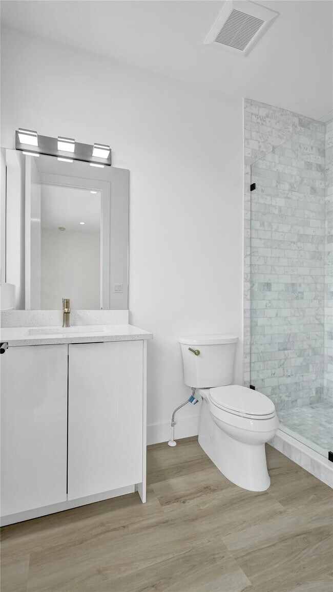 Building Photo - 606 SW 7th Ave