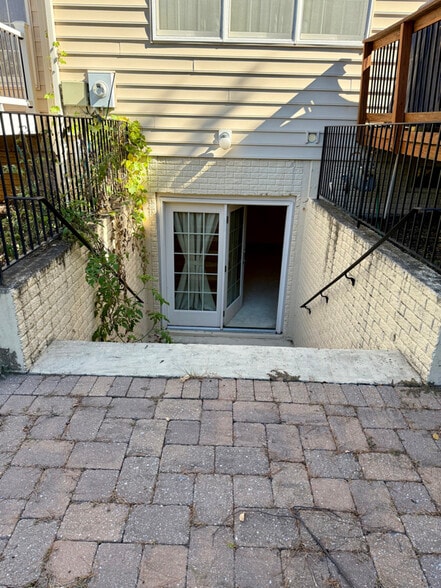 Building Photo - 43100 Barnstead Dr