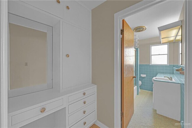 Building Photo - 21 E Walnut Ave