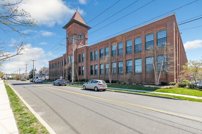 Building Photo - 25 Grand St