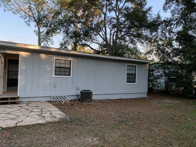 Building Photo - 6139 Syrcle Ave