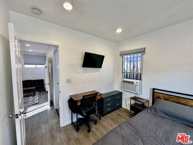 Building Photo - 523 1/2 W 56th St