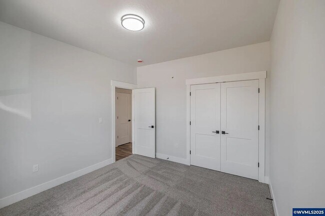 Building Photo - 4 Bedroom 2 Bath House