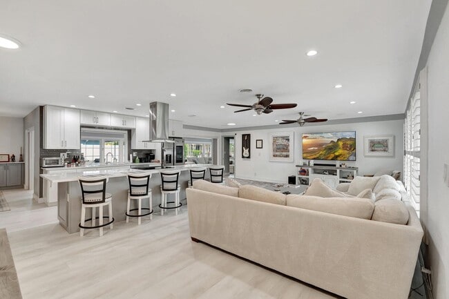 Building Photo - 4450 NE 23rd Ave