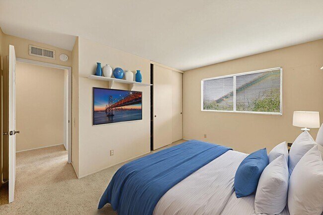 Building Photo - 5BR; 3BA Pool Home with Stunning Views in ...