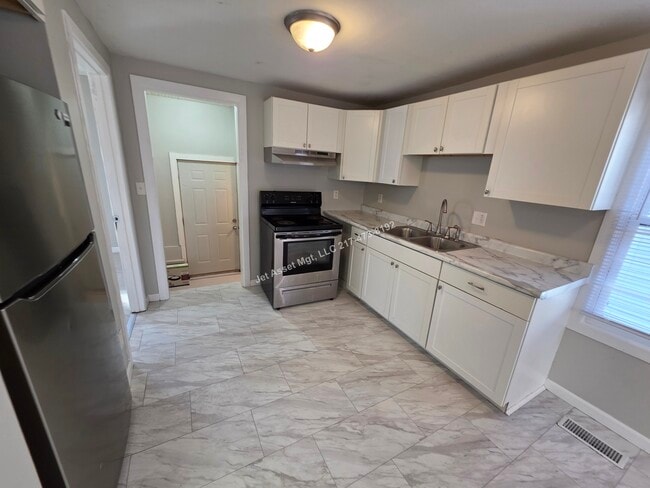 Building Photo - Cute 2 bedroom house with XL 2 car garage!