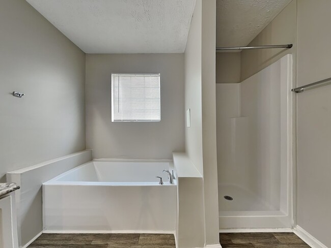 Building Photo - Move-in Special!