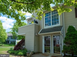 Building Photo - 51 Meadow Ln