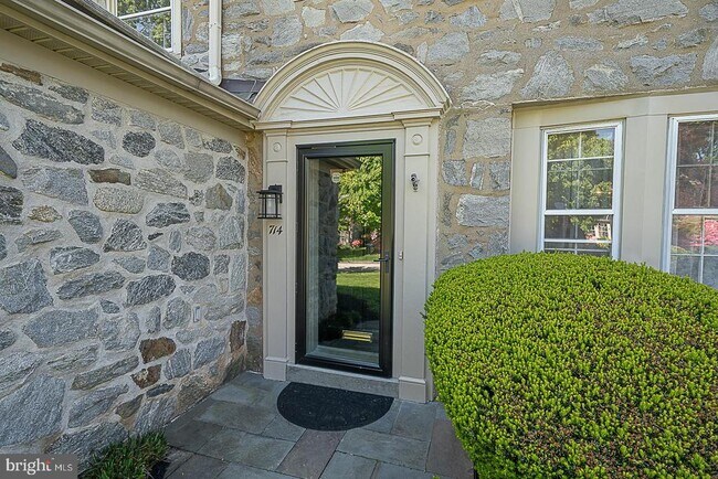 Building Photo - 714 Greythorne Rd