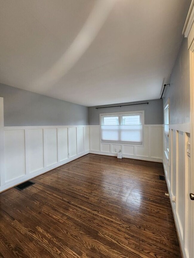 Building Photo - Beautiful and Spacious 3BR 2BA Home w/ Remodeled Kitchen • Patio & Fenced Yard in St. Matthews