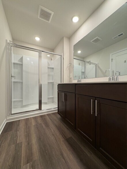 Building Photo - Room in Townhome on Rolling Flds Dr