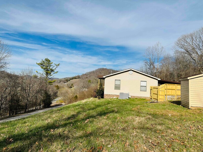 Building Photo - 20 Lakeshore Cir