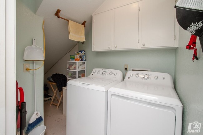 Building Photo - COMING SOON! Charming 1 Bed/1 Bath Duplex!!!