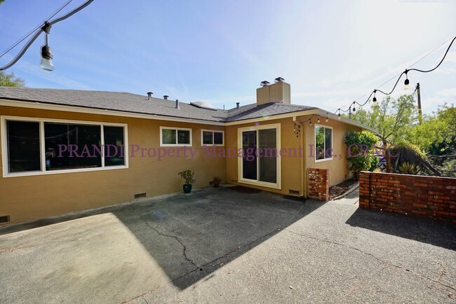 Building Photo - Available Now! 3 Bedroom Kentfield home.