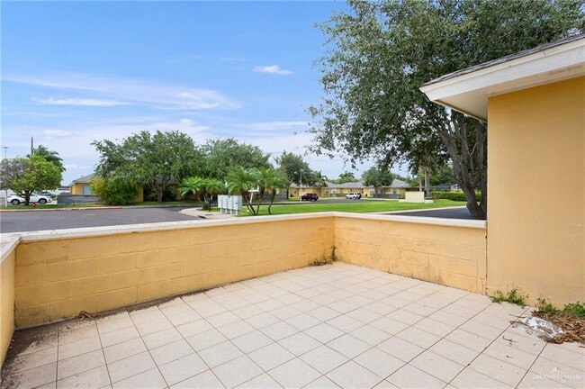 Building Photo - 1530 W Hall Acres Rd