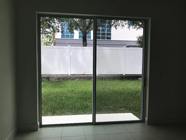 Building Photo - Spacious 3-Bedroom Townhouse in Grandview ...