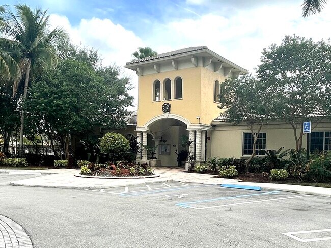 Building Photo - 1700 Crestwood Ct S