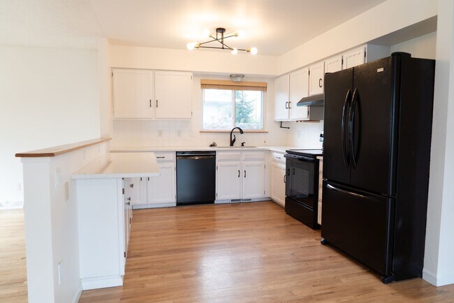 Building Photo - Wonderful Large 5 Bedroom House with Fenced Back Yard and 2-Car Garage