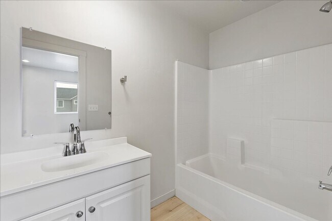 Building Photo - Like new 3 bedroom.