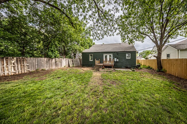 Building Photo - 1925 NW Oak Ave