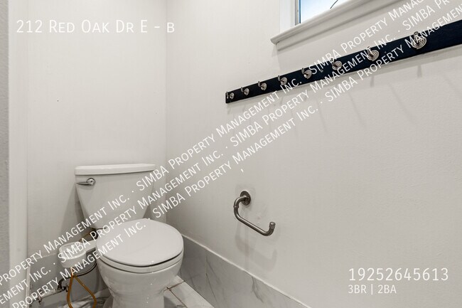 Building Photo - 212 Red Oak Dr E