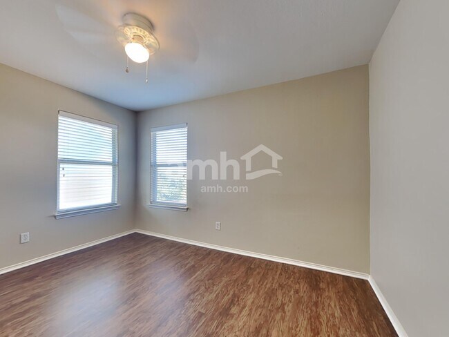 Building Photo - 700 Liberty Ln