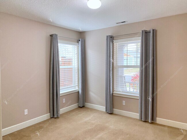 Building Photo - Single-level 3 BR-2BA Home in SE Bend