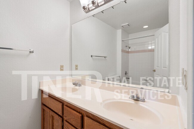 Building Photo - Spacious Home in Desireable Highland Hill ...