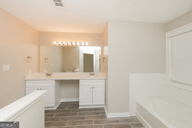 Building Photo - 40 Prestwick Dr