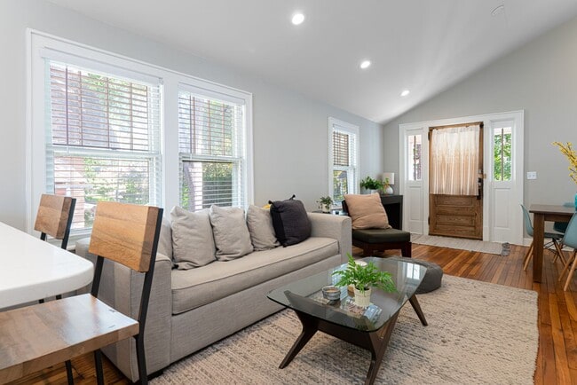 Building Photo - Beautifully Updated House - Awesome Montford Location