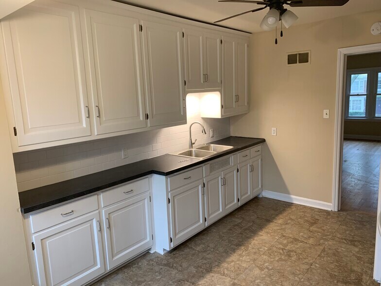 Building Photo - 8012 W North Ave