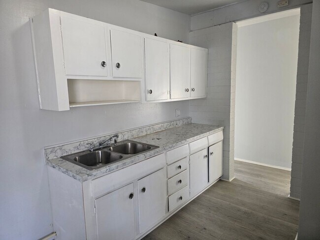 Building Photo - New Paint & New laminate flooring throughout home!!