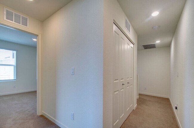 Building Photo - Terrific 4 bedroom available for rent - Al...