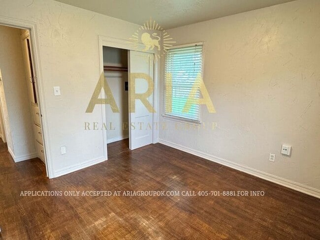 Building Photo - LOCATION! LOCATION! LOCATION! Charming 2 B...