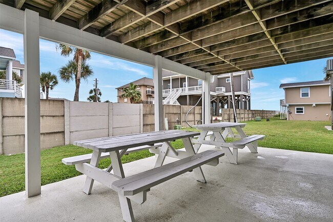 Building Photo - 16904 Beachcomber Dr