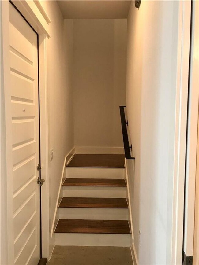 Building Photo - Central Austin / 3 bedroom, 2.5 baths / Mo...