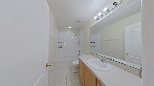 Building Photo - Lovely Large 5/4 Pool Home in West Haven