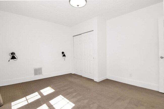 Building Photo - Classic Remodeled Townhome in Windsor Park