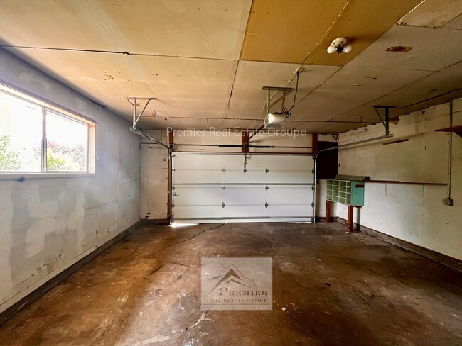 Building Photo - 1304 Rainier Dr