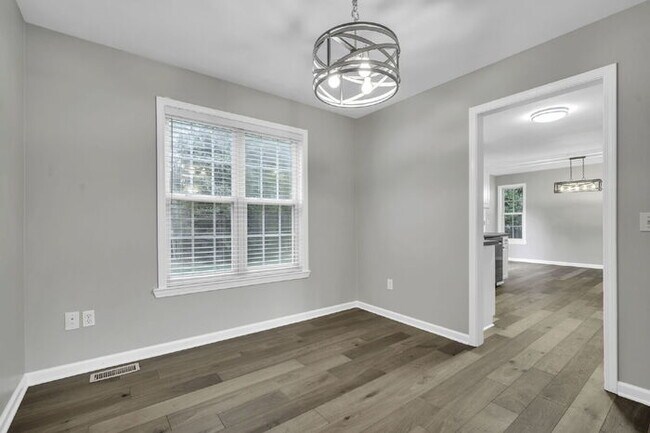 Building Photo - Charming 3BR/3BA Home with Lawn Care Included - Prime Simpsonville Location!