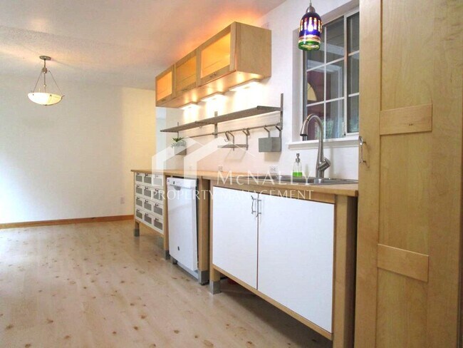 Building Photo - Lovely 3 Bedroom 1 Bath Home in Gig Harbor