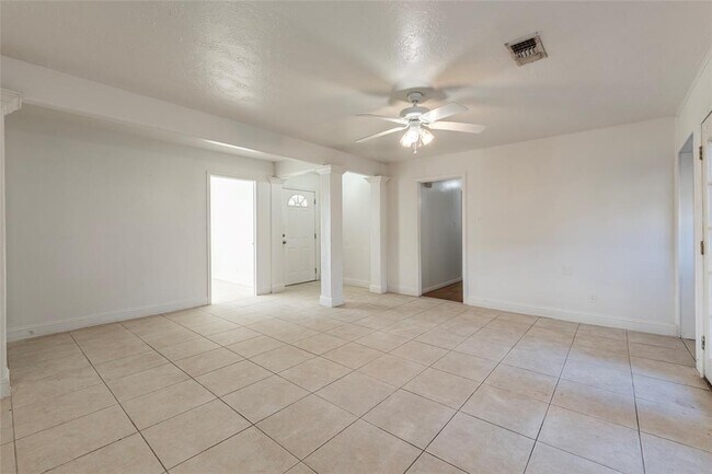 Building Photo - 2720 Blueberry Ln