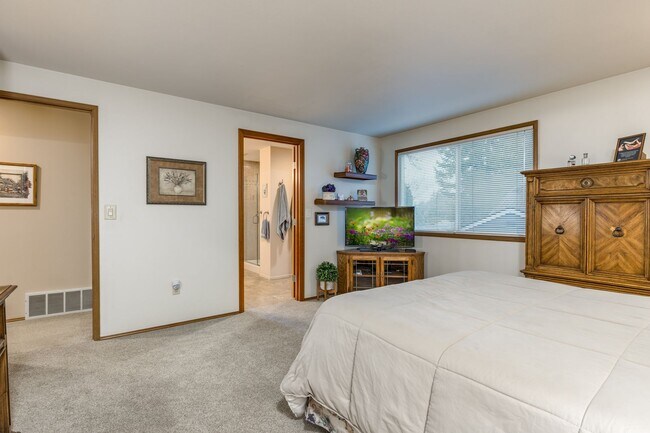 Building Photo - Lea Hill beautiful home - 4 bedroom 2.5 baths with 3 car garage & AC - A must see - Available Apr...