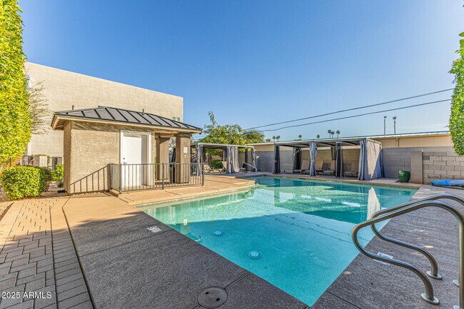 Building Photo - 2315 E Pinchot Ave