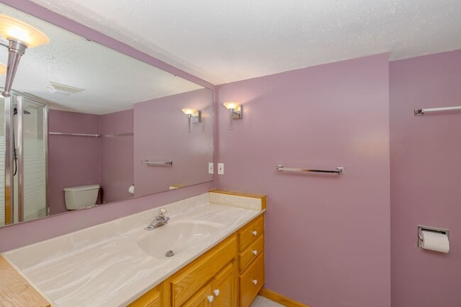 Building Photo - Large Single Family Home for Rent!