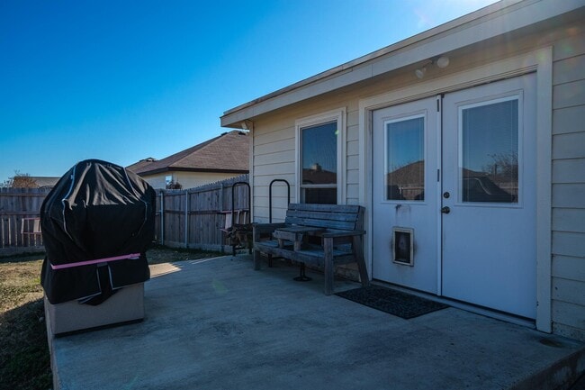 Building Photo - 120 Live Oak Ln