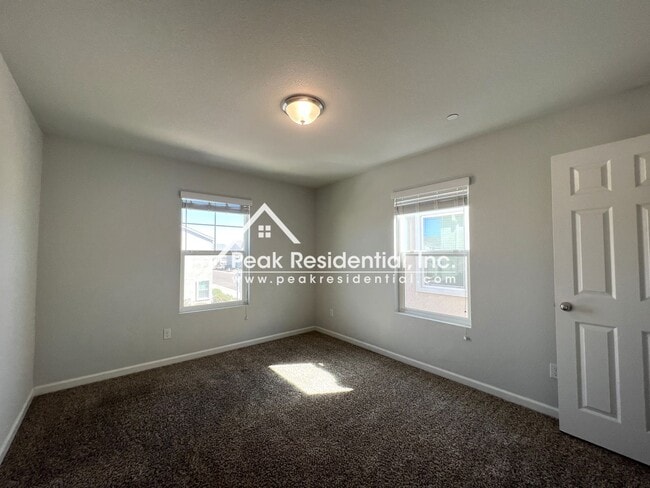 Building Photo - Newer 3bd/2.5 ba Home with 1 Car Garage in Gated Community