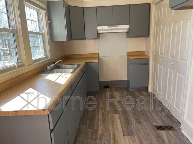 Building Photo - 324 Trevathan St