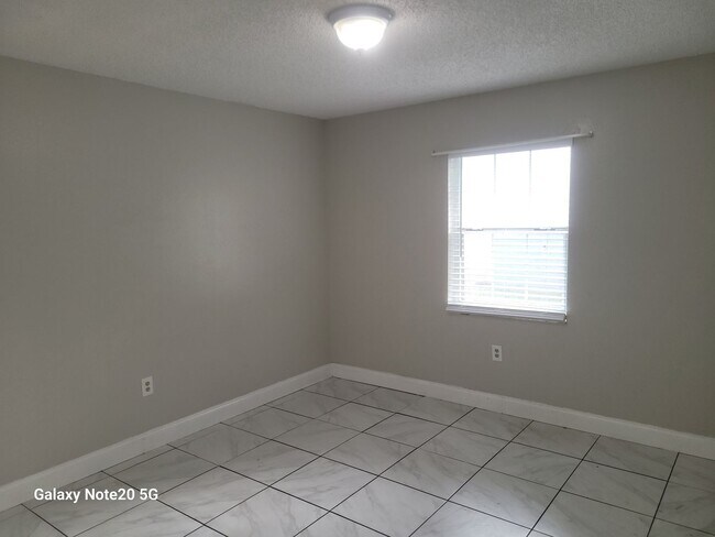 Building Photo - FOR RENT!! CUTE AND CHARMING 2 BEDROOM 1 BATH END UNIT TRIPLEX FOR RENT...